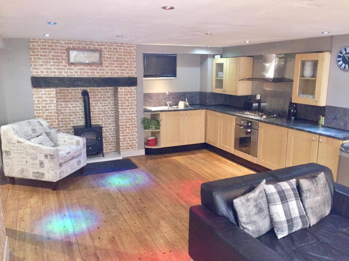 Large 2-Bed House Derbyshire Off Chatsworth Rd 체스터필드 외부 사진